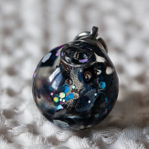 Glass spherical pendant with glitter and picture of a cat