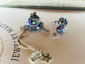 Glass spherical pendant and earrings with glitter and personalized treasures such as pictures, names and dates. 